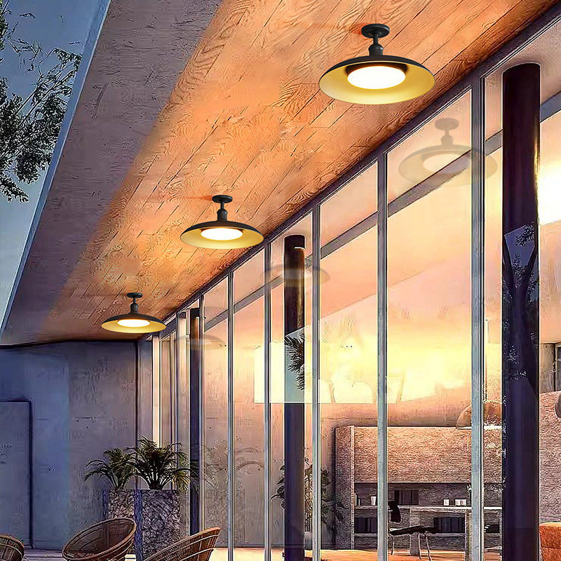 Rund, halvspolad taklampa i stål