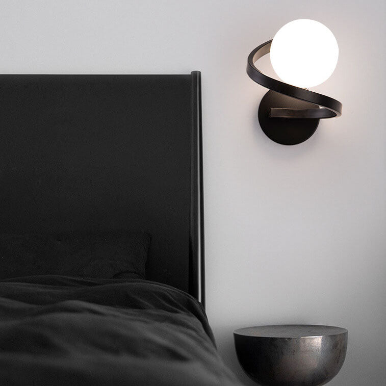 Spiralvägglampa i järn – Modern böjd design för eleganta interiörer