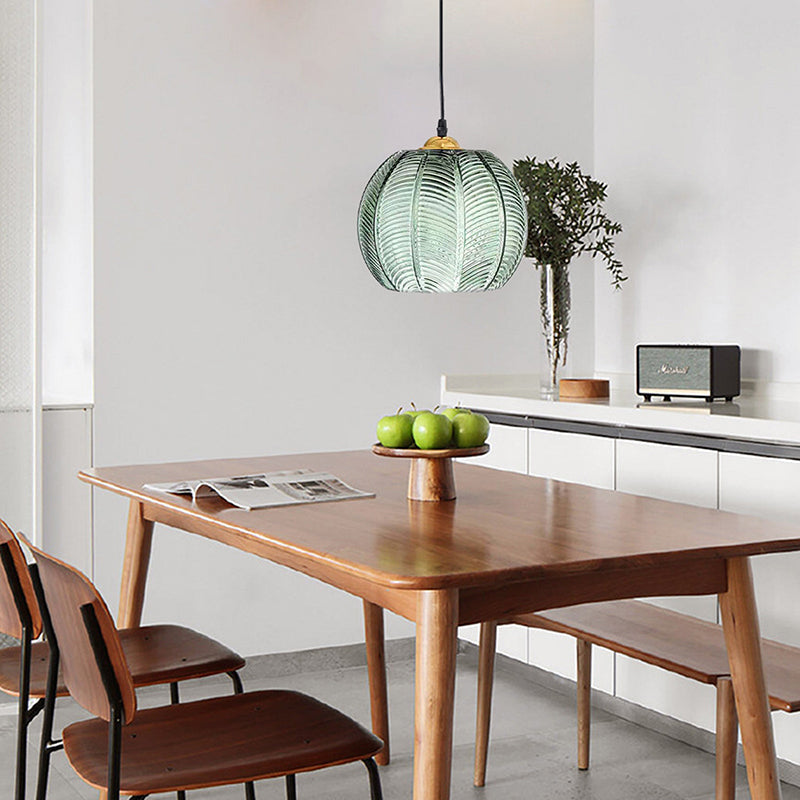 Pendellampa i glas med bladmönster