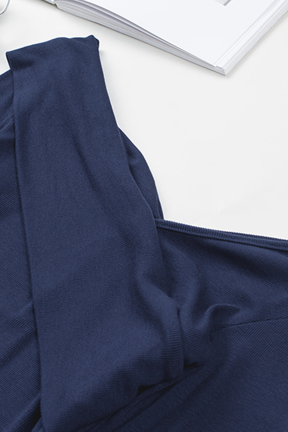 Ribbad off-shoulder omlotttopp för kvinnor – Elegant, v-ringad, långärmad, figurnära modeblus