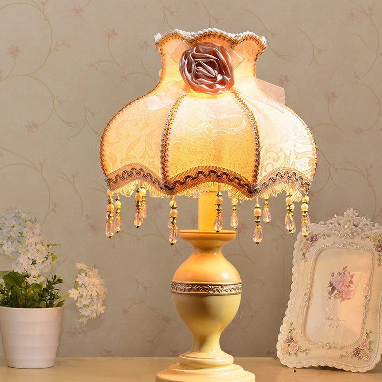 Vintage French Country Bordslampa – Resin Base med Rose Tofs Accent