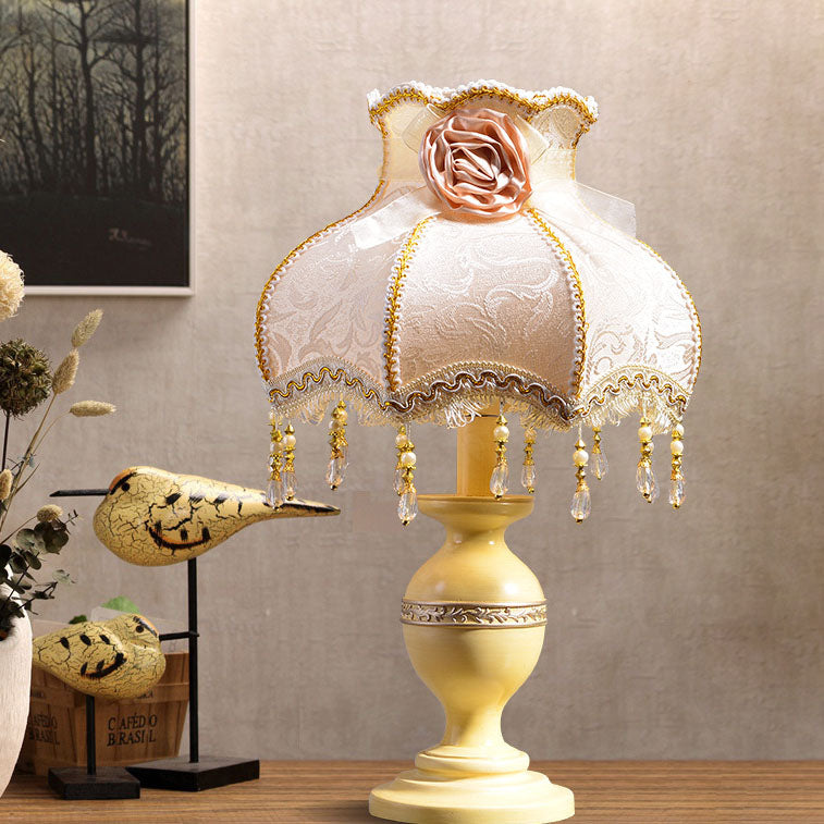 Vintage French Country Bordslampa – Resin Base med Rose Tofs Accent