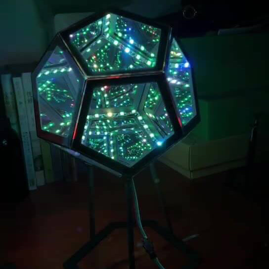 Infinity Prism LED-lampa – fascinerande färg och futuristisk glöd