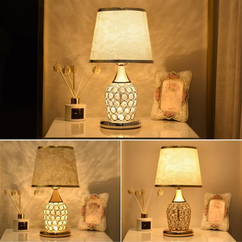 Elegant bordslampa i kristalltyg - europeisk design med mönstrad tygskärm