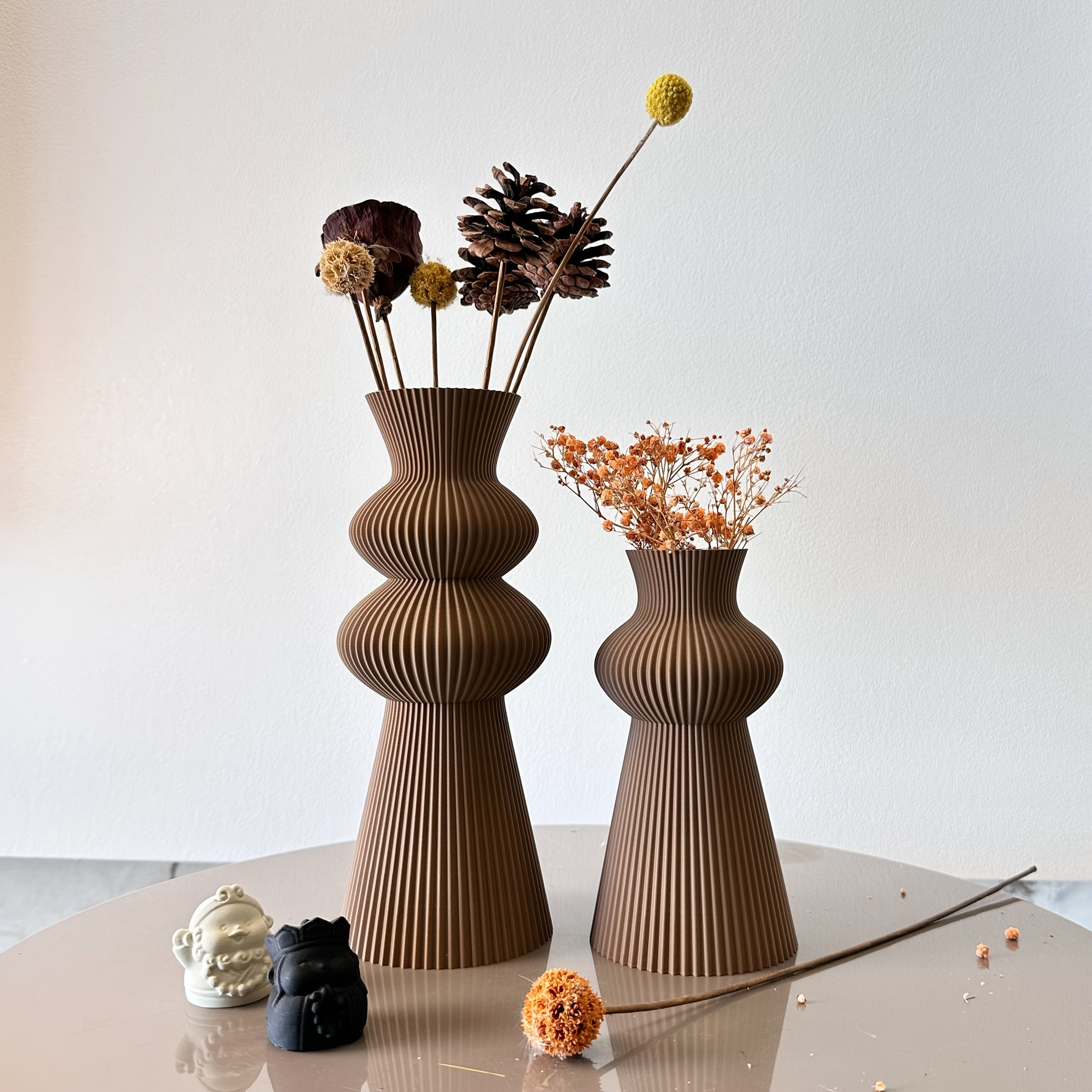 Snyggt vågstrukturerat vaspar – Modern heminredning och blomsterdisplay