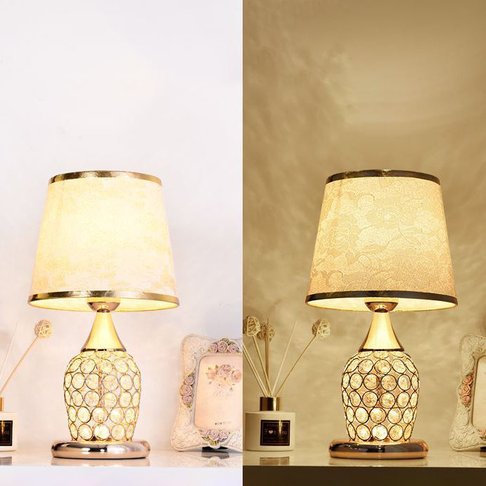 Elegant bordslampa i kristalltyg - europeisk design med mönstrad tygskärm