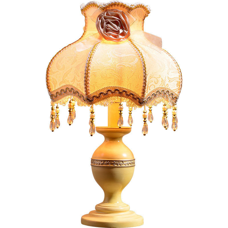 Vintage French Country Bordslampa – Resin Base med Rose Tofs Accent