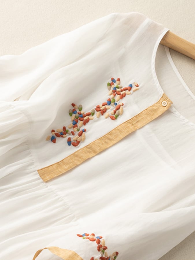 Juni | Midiklänning i linne med broderad knappslå – Vardagsklänning med halvlång ärm och veck