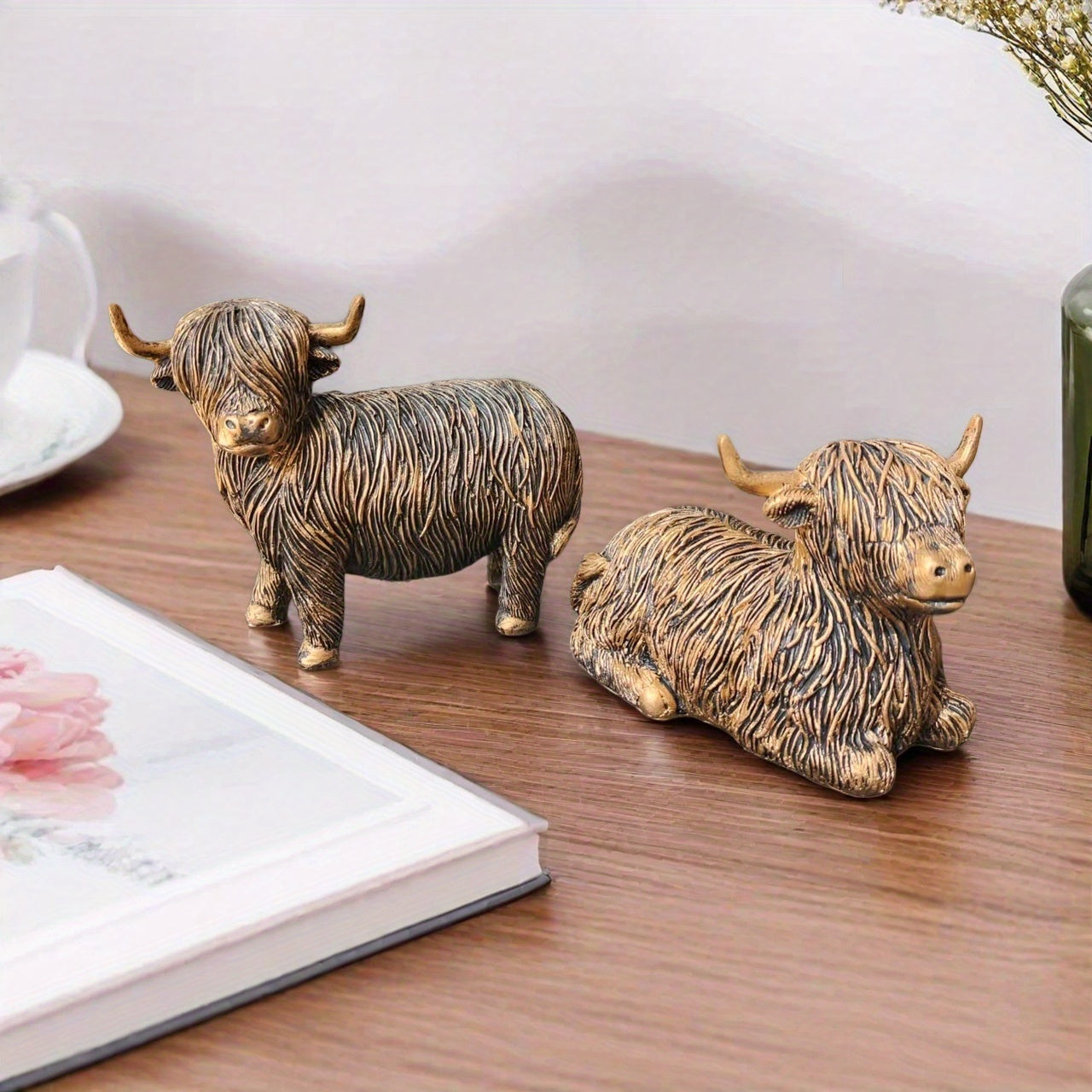 Eleganta skulpturer av höglandskon – Set med 2 figurer i harts med guldfärgad accentfinish