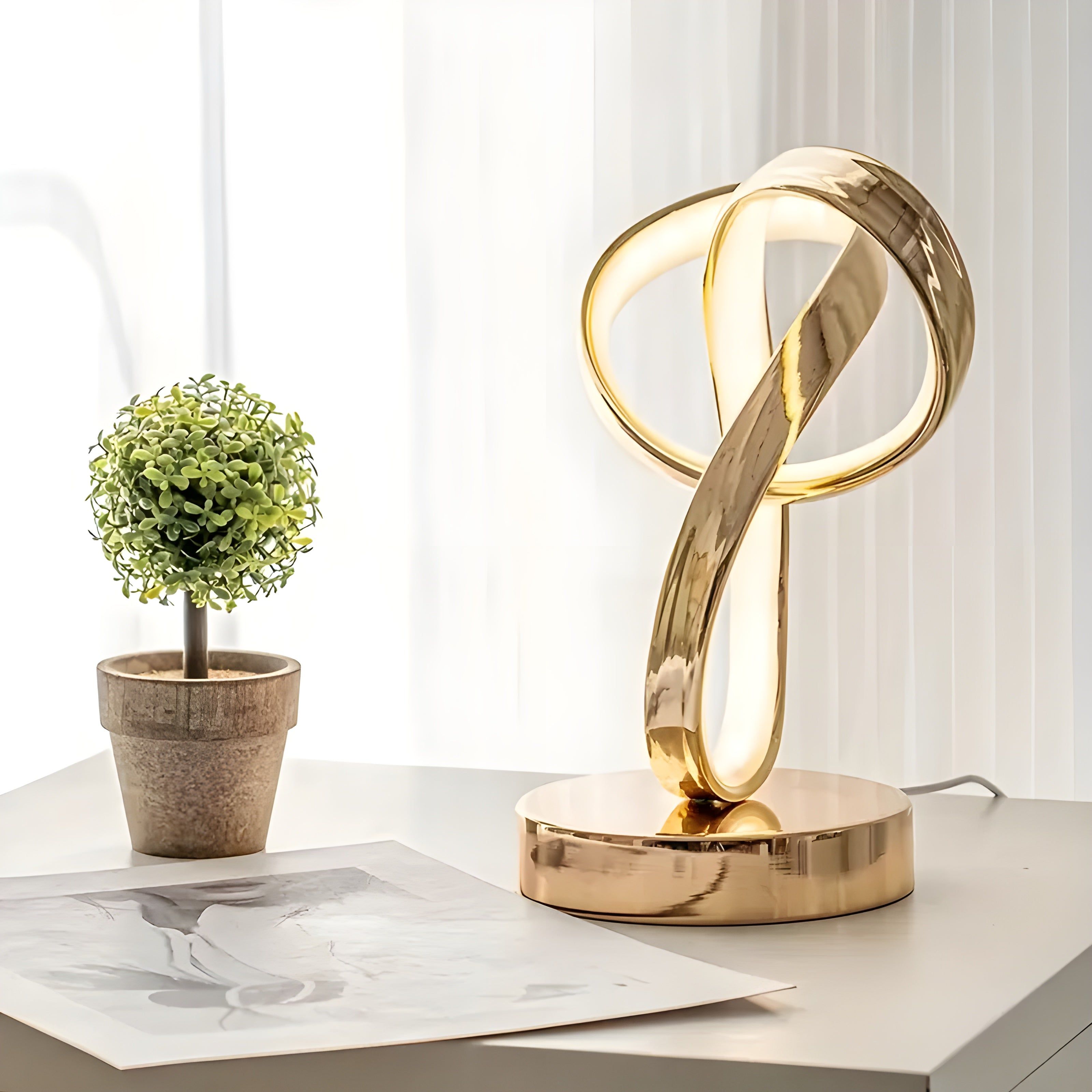 Golden Möbius Loop Skrivbordslampa – Lyxig Glow