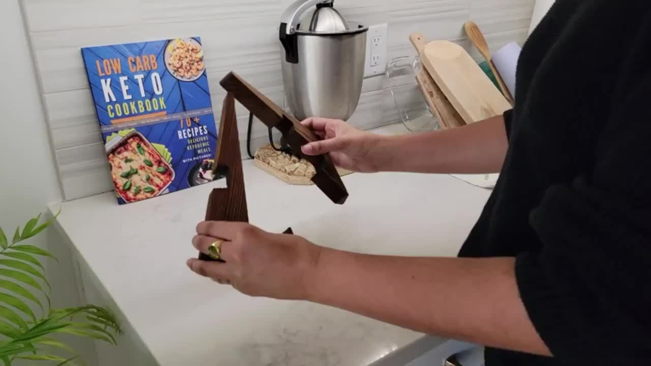 Rustikt kokboksställ i trä – justerbar recepthållare