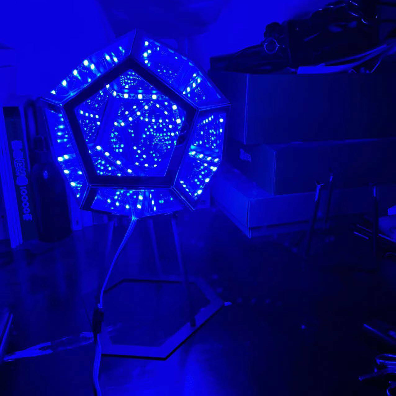 Infinity Prism LED-lampa – fascinerande färg och futuristisk glöd