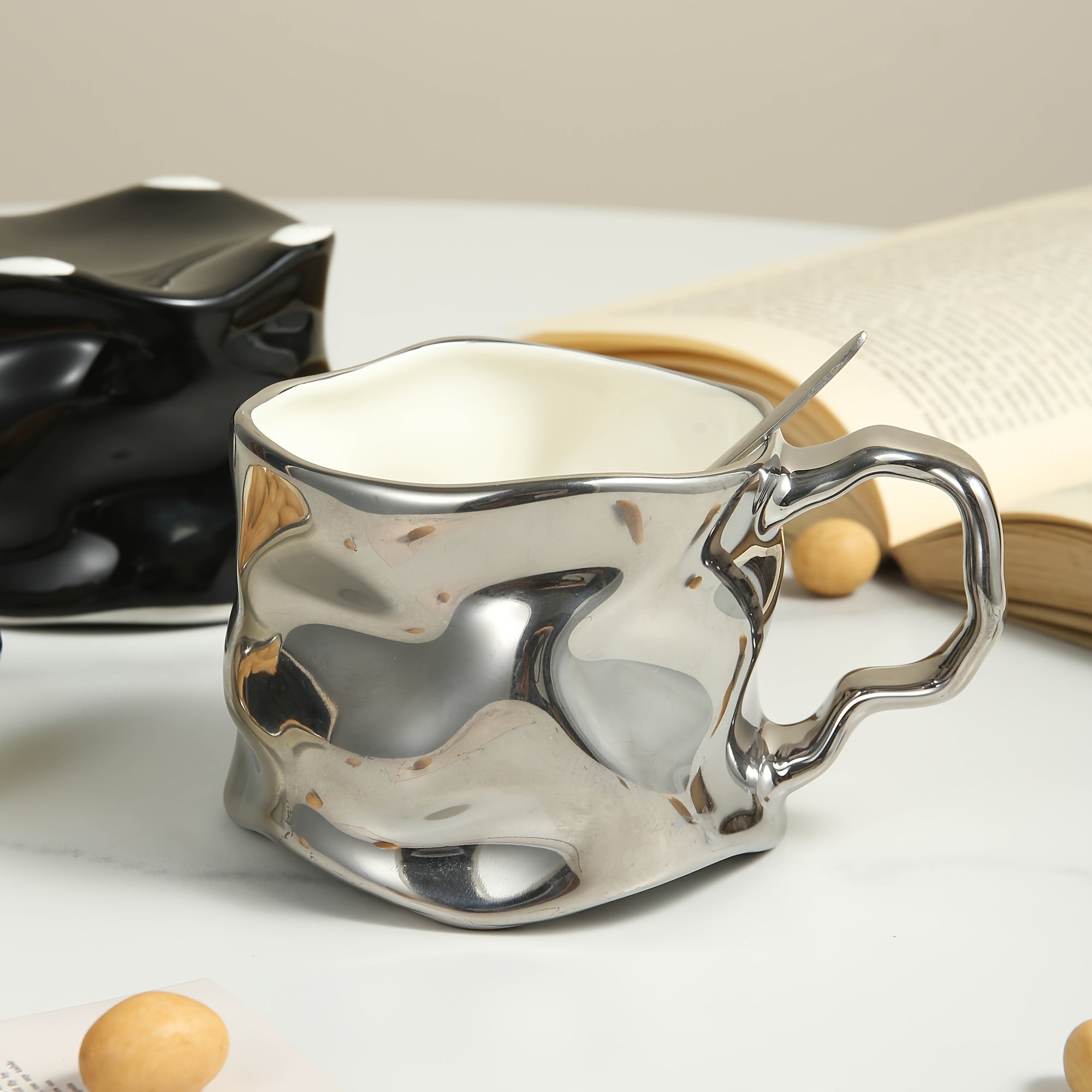 Handgefertigte Kaffeetasse aus gedrehter Keramik – Künstlerische Knitterstruktur mit Henkel