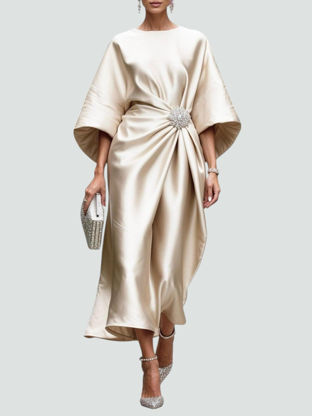 Damklänning med draperad kapärm och utsmyckad midja - Modern minimalistisk glamour