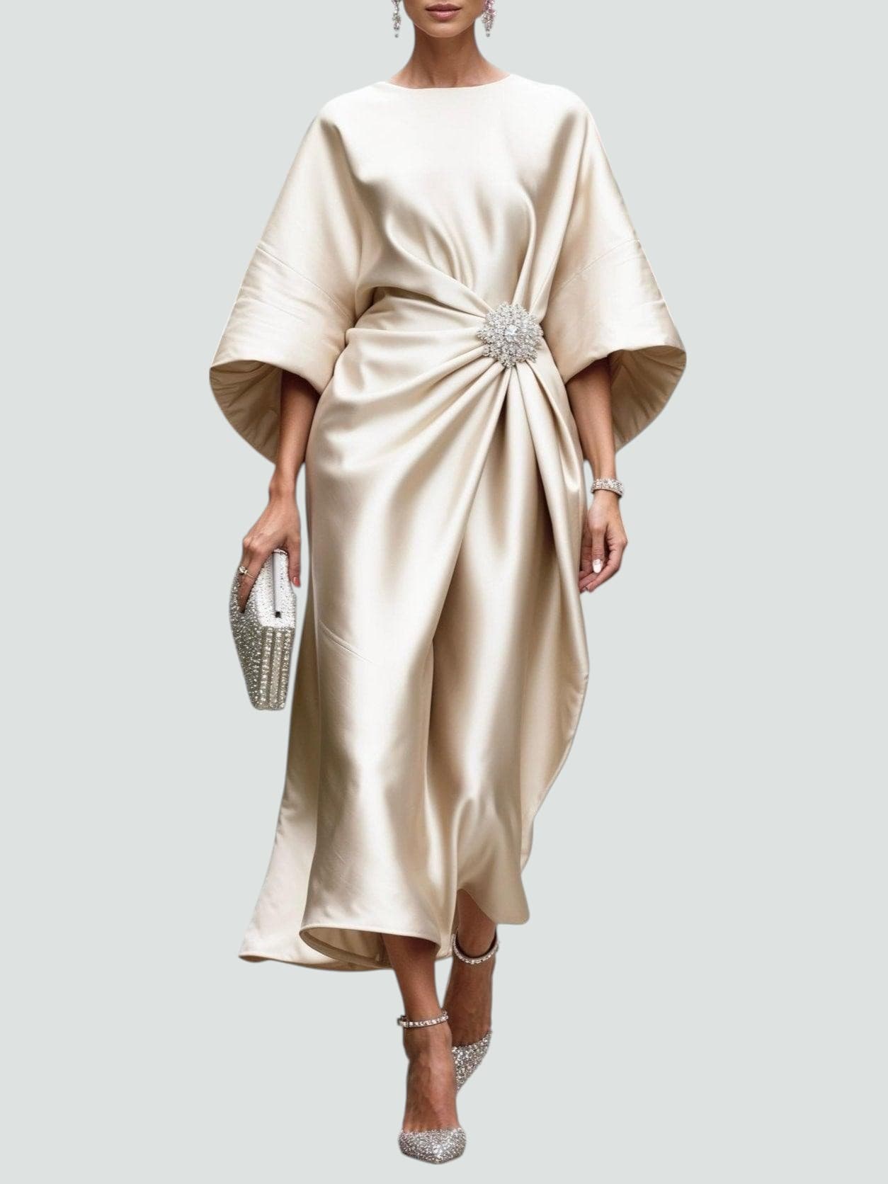 Damklänning med draperad kapärm och utsmyckad midja - Modern minimalistisk glamour
