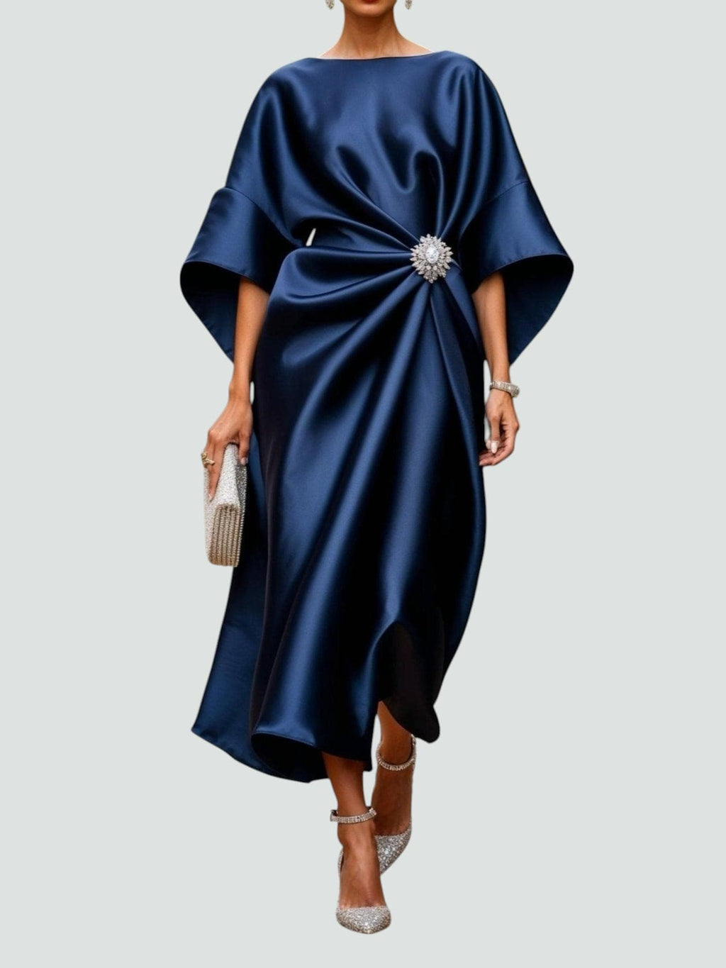 Damklänning med draperad kapärm och utsmyckad midja - Modern minimalistisk glamour