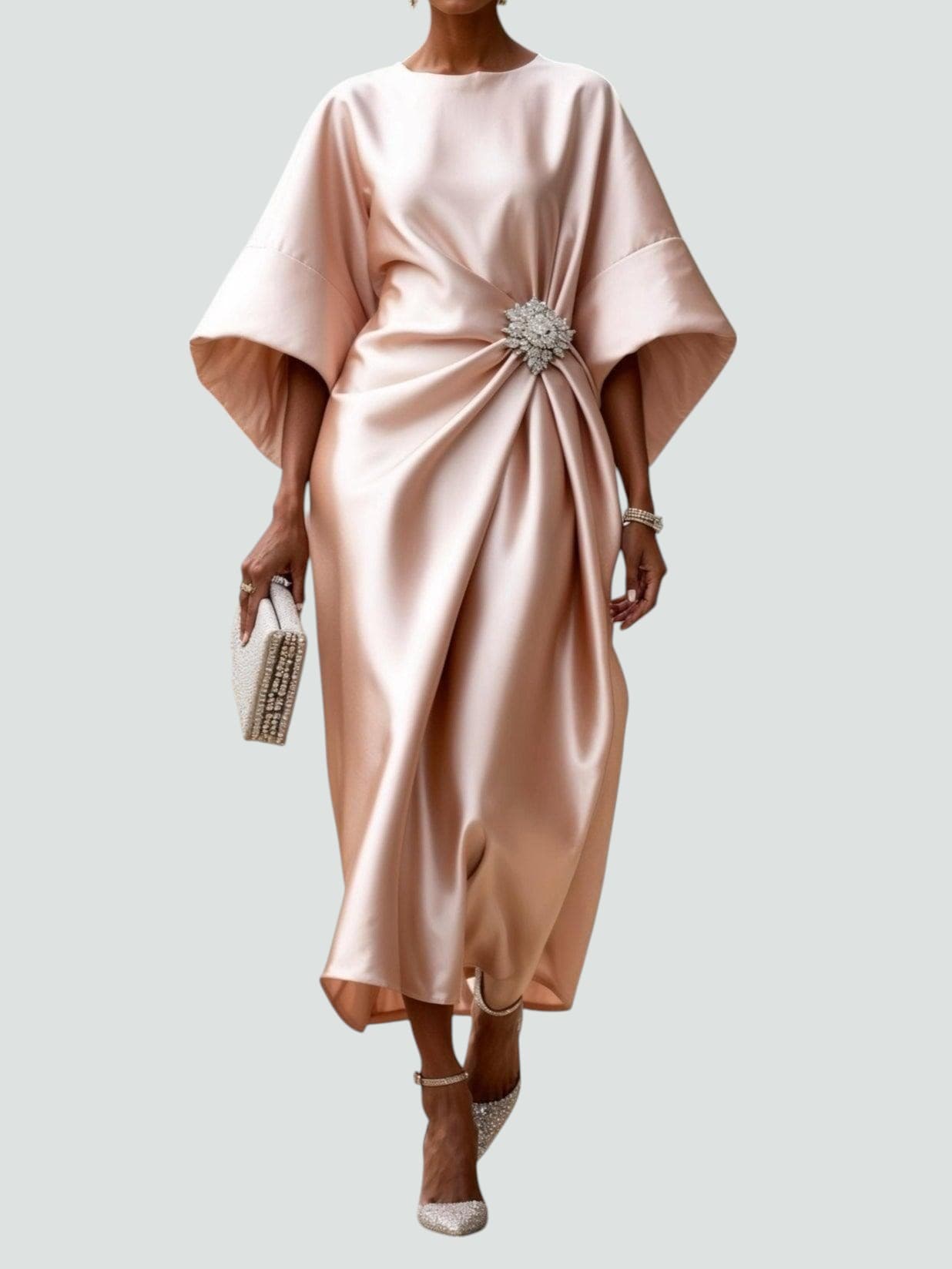 Damklänning med draperad kapärm och utsmyckad midja - Modern minimalistisk glamour