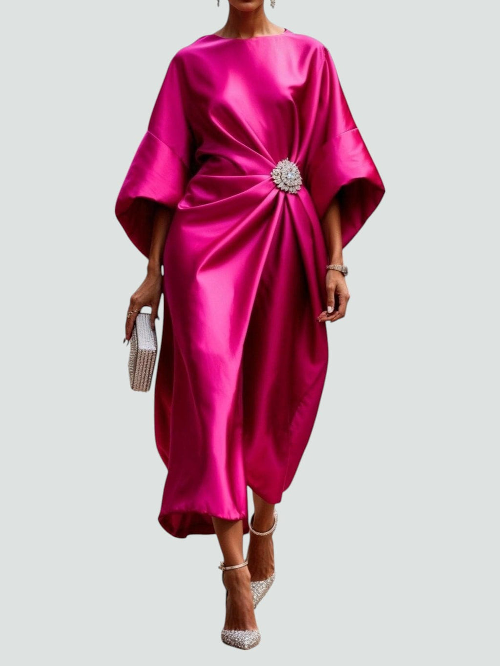 Damklänning med draperad kapärm och utsmyckad midja - Modern minimalistisk glamour