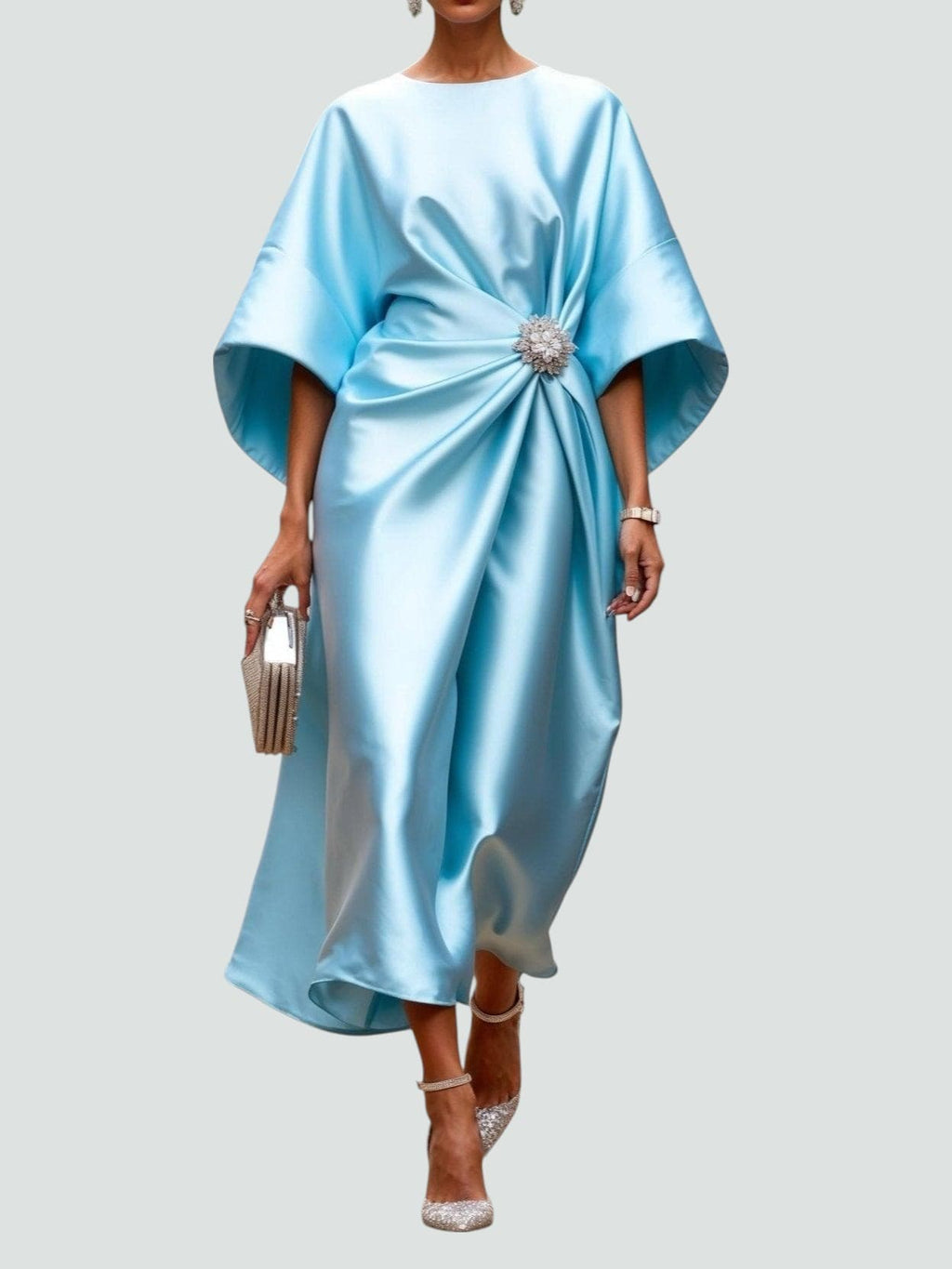 Damklänning med draperad kapärm och utsmyckad midja - Modern minimalistisk glamour