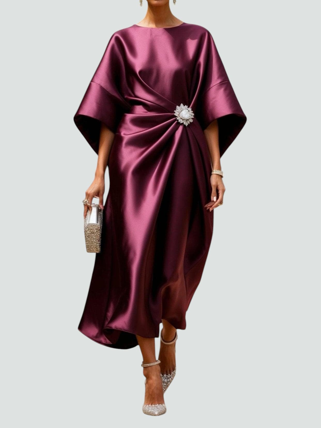 Damklänning med draperad kapärm och utsmyckad midja - Modern minimalistisk glamour
