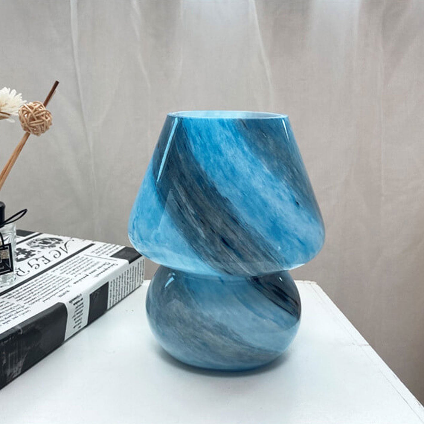 CosmoGlow Handgjord glasbordslampa – Planetinspirerad elegans