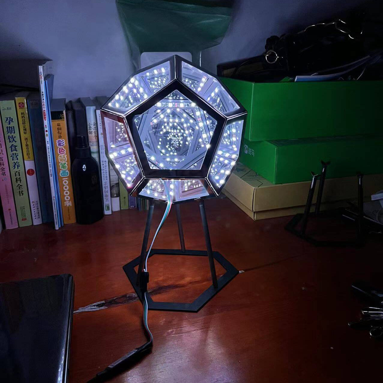 Infinity Prism LED-lampa – fascinerande färg och futuristisk glöd