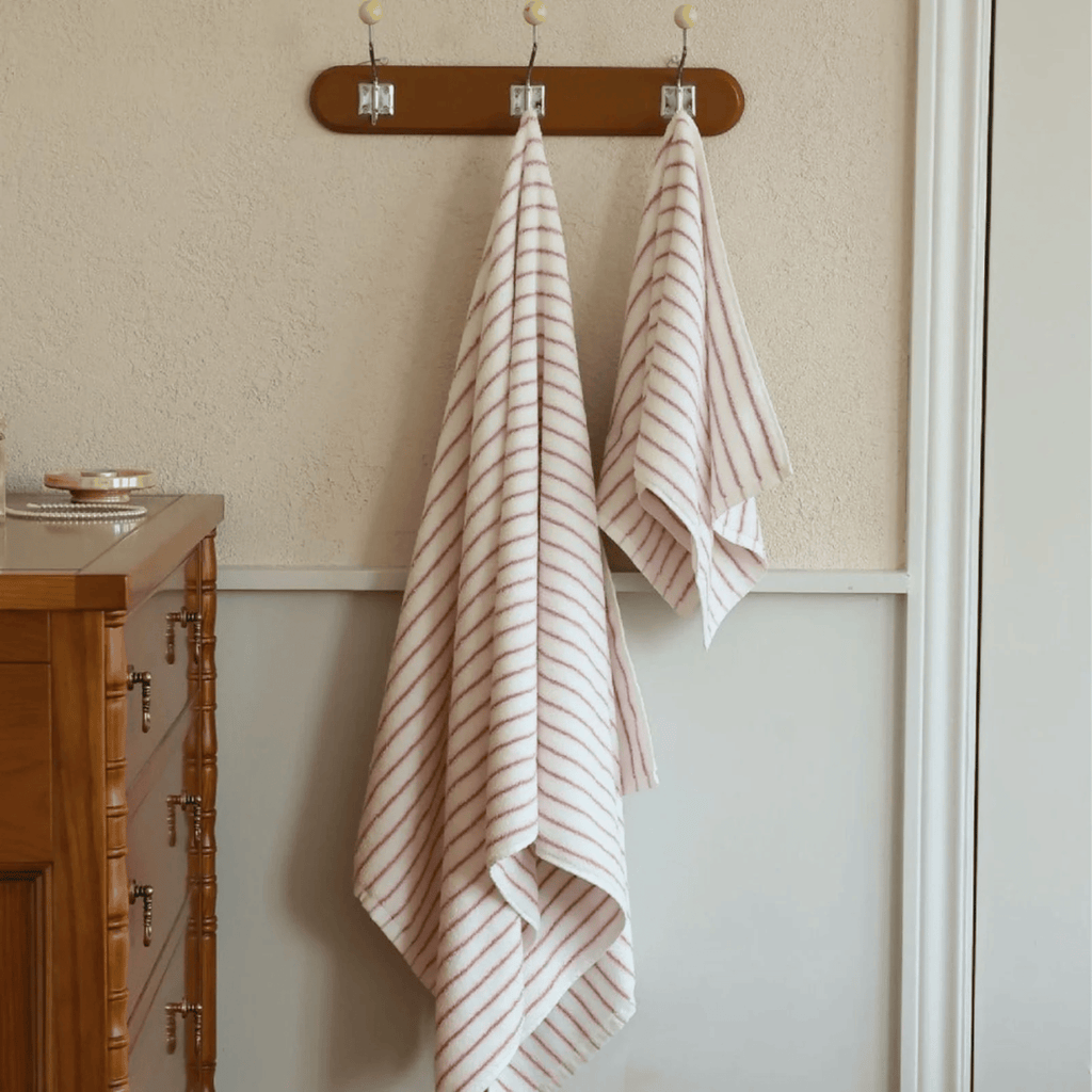 Blush & Elfenbensfärgade randiga handdukar – Mjuka och eleganta badrumstillbehör