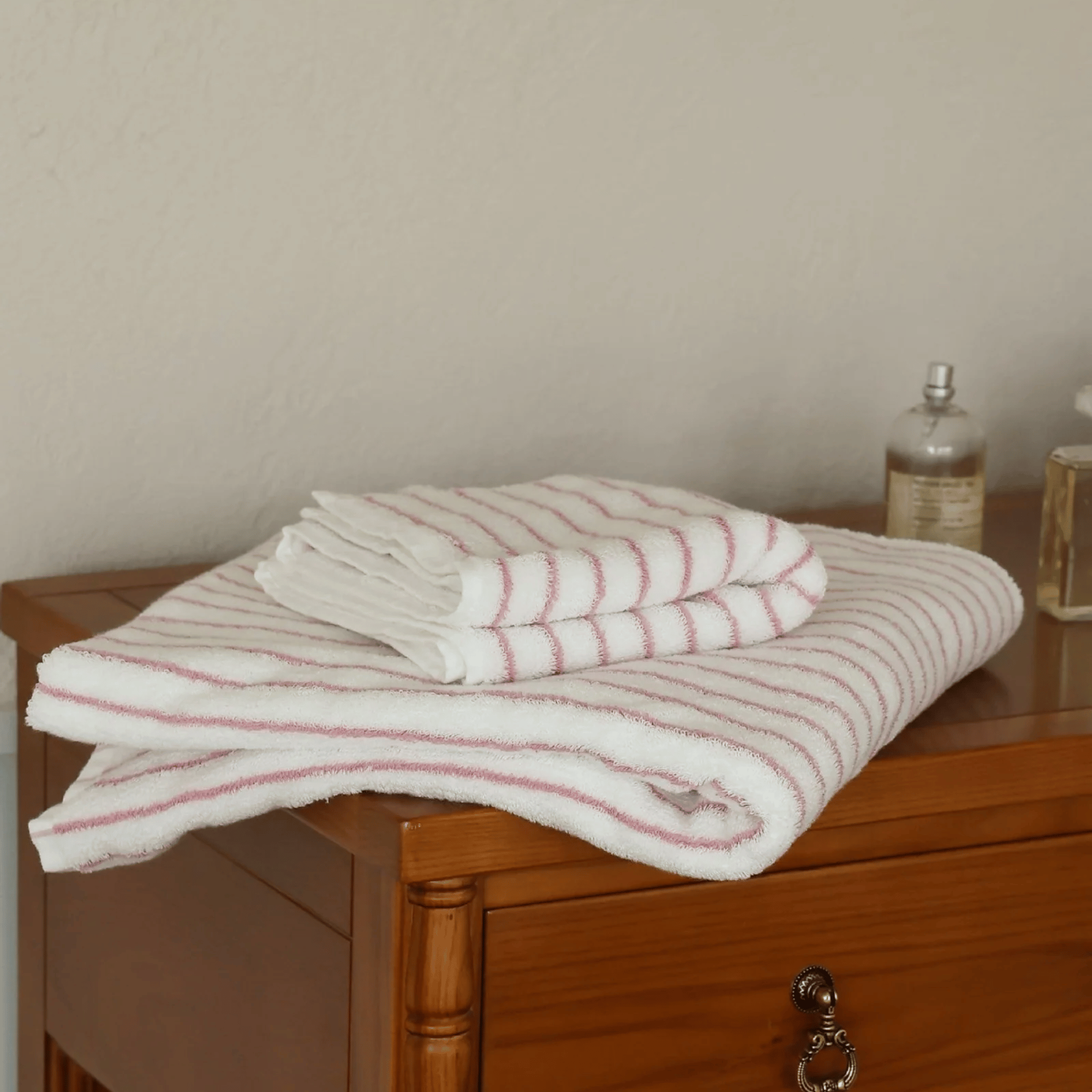 Blush & Elfenbensfärgade randiga handdukar – Mjuka och eleganta badrumstillbehör