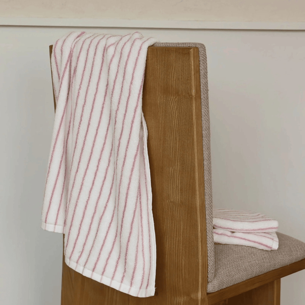 Blush & Elfenbensfärgade randiga handdukar – Mjuka och eleganta badrumstillbehör