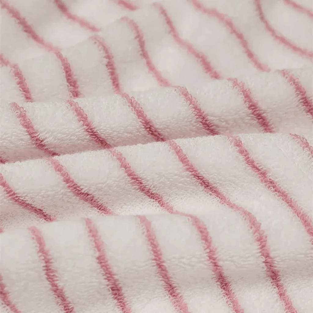 Blush & Elfenbensfärgade randiga handdukar – Mjuka och eleganta badrumstillbehör