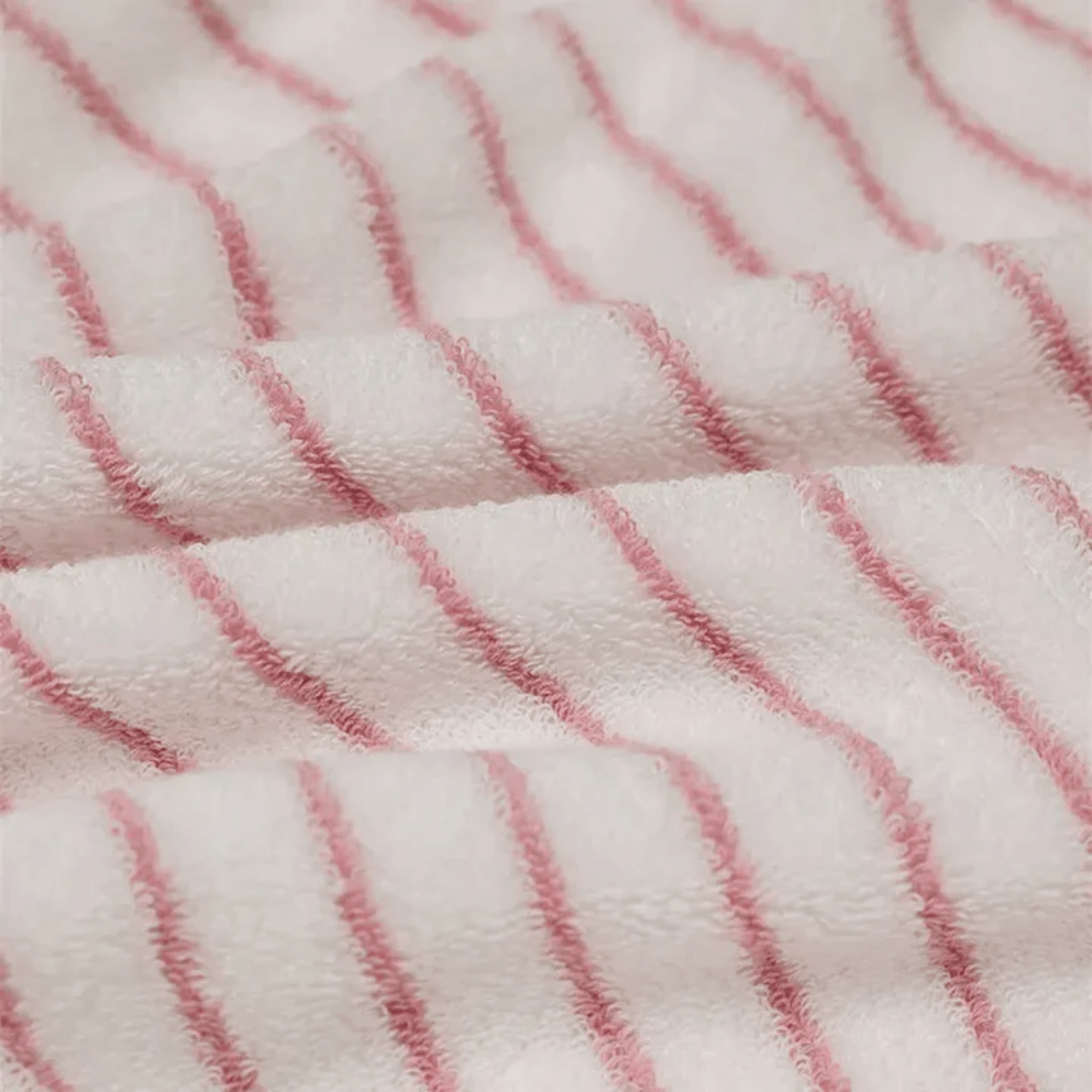 Blush & Elfenbensfärgade randiga handdukar – Mjuka och eleganta badrumstillbehör