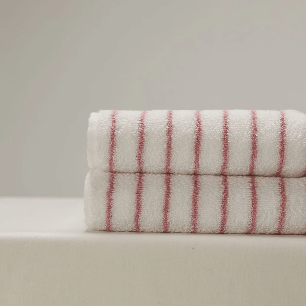 Blush & Elfenbensfärgade randiga handdukar – Mjuka och eleganta badrumstillbehör