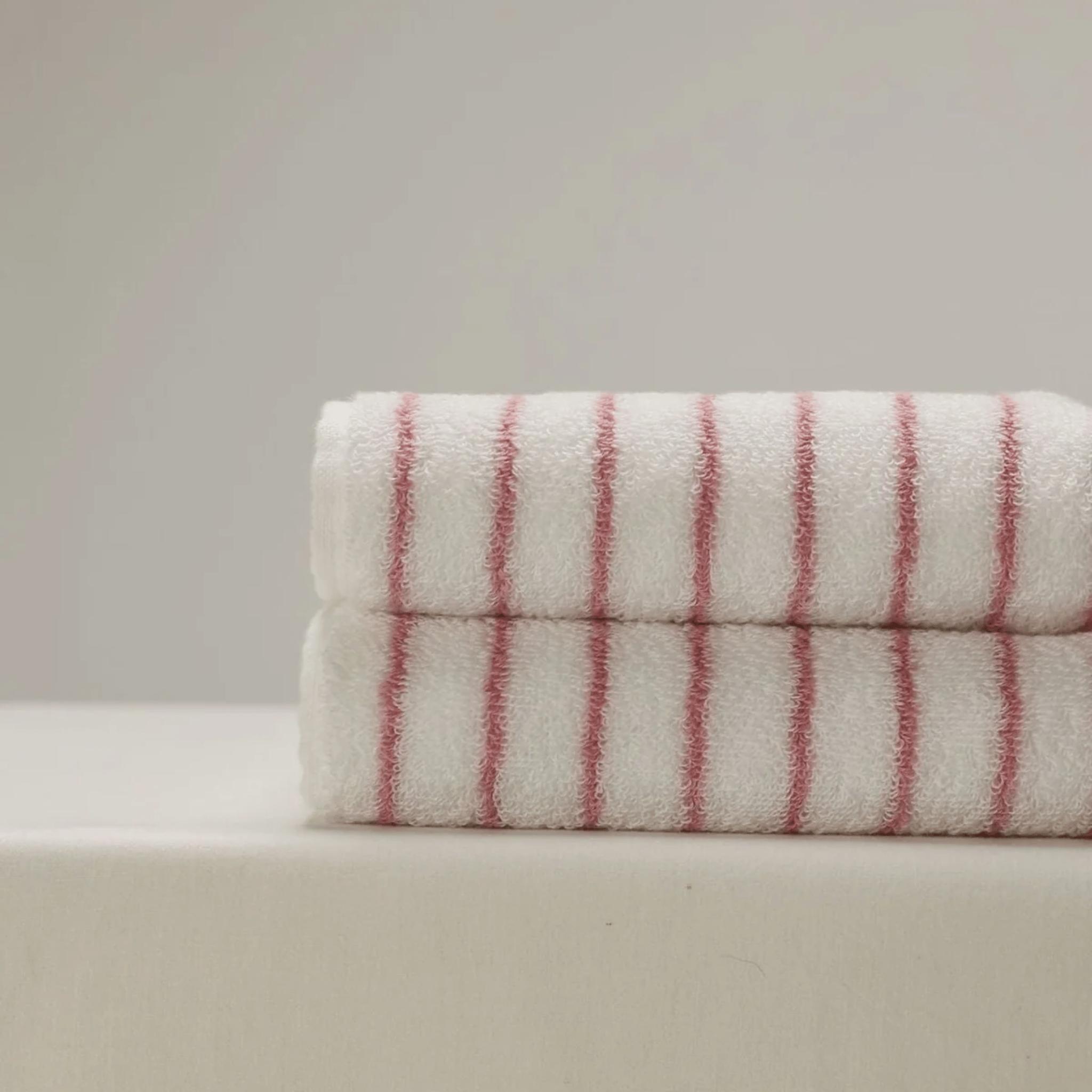 Blush & Elfenbensfärgade randiga handdukar – Mjuka och eleganta badrumstillbehör