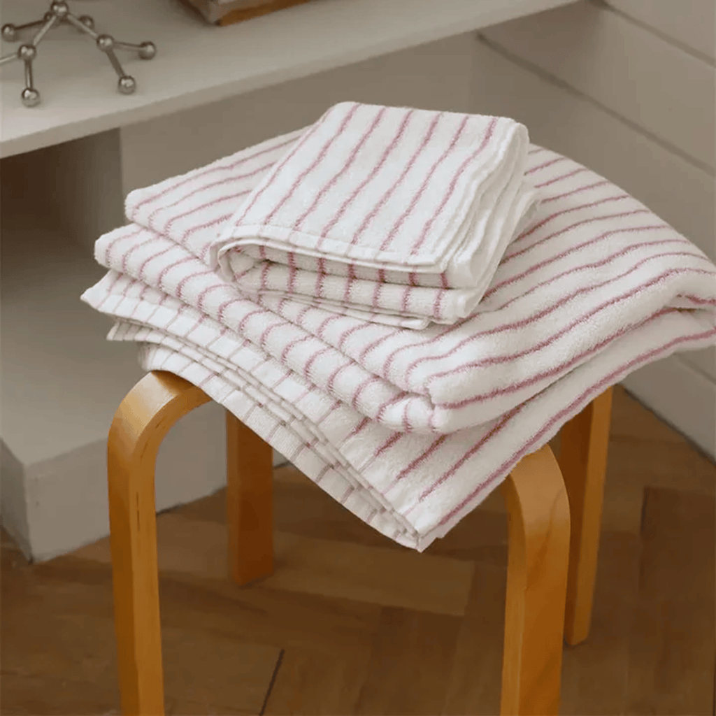 Blush & Elfenbensfärgade randiga handdukar – Mjuka och eleganta badrumstillbehör