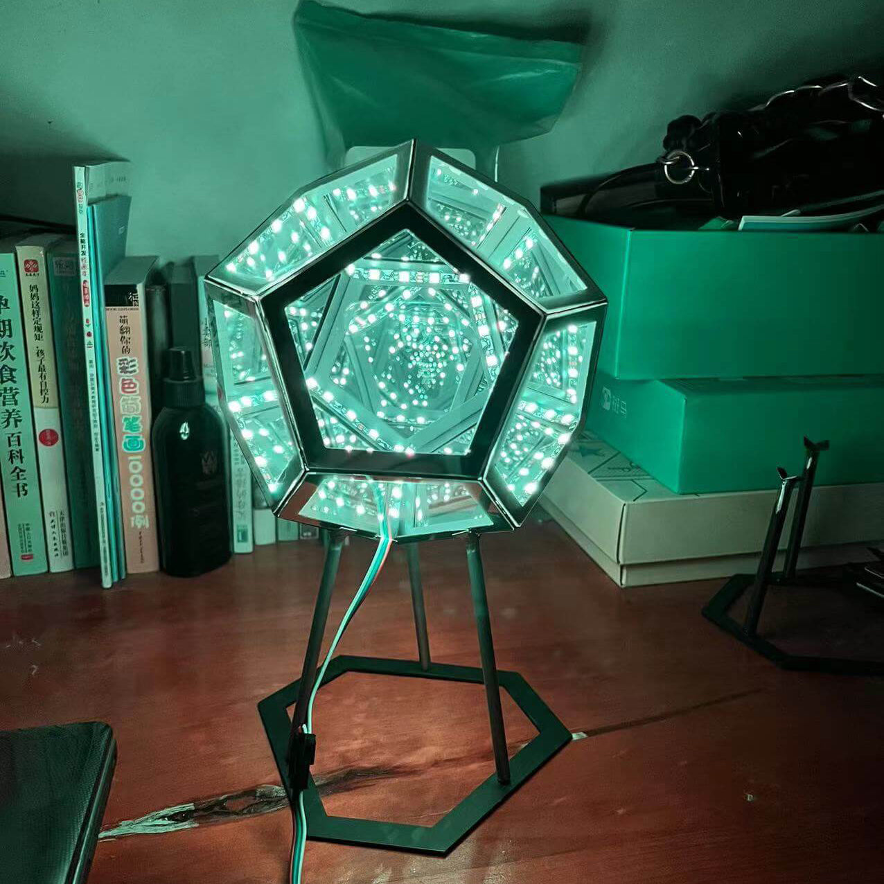 Infinity Prism LED-lampa – fascinerande färg och futuristisk glöd