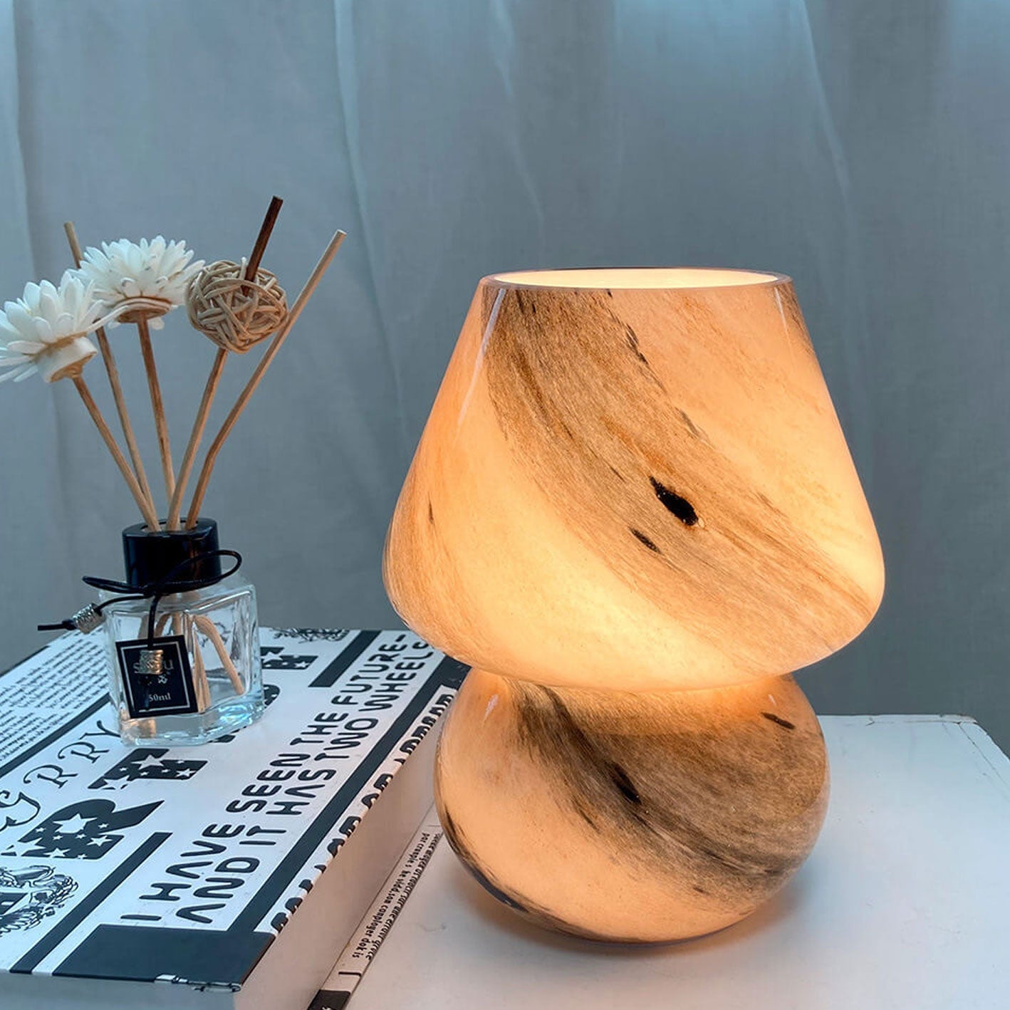 CosmoGlow Handgjord glasbordslampa – Planetinspirerad elegans