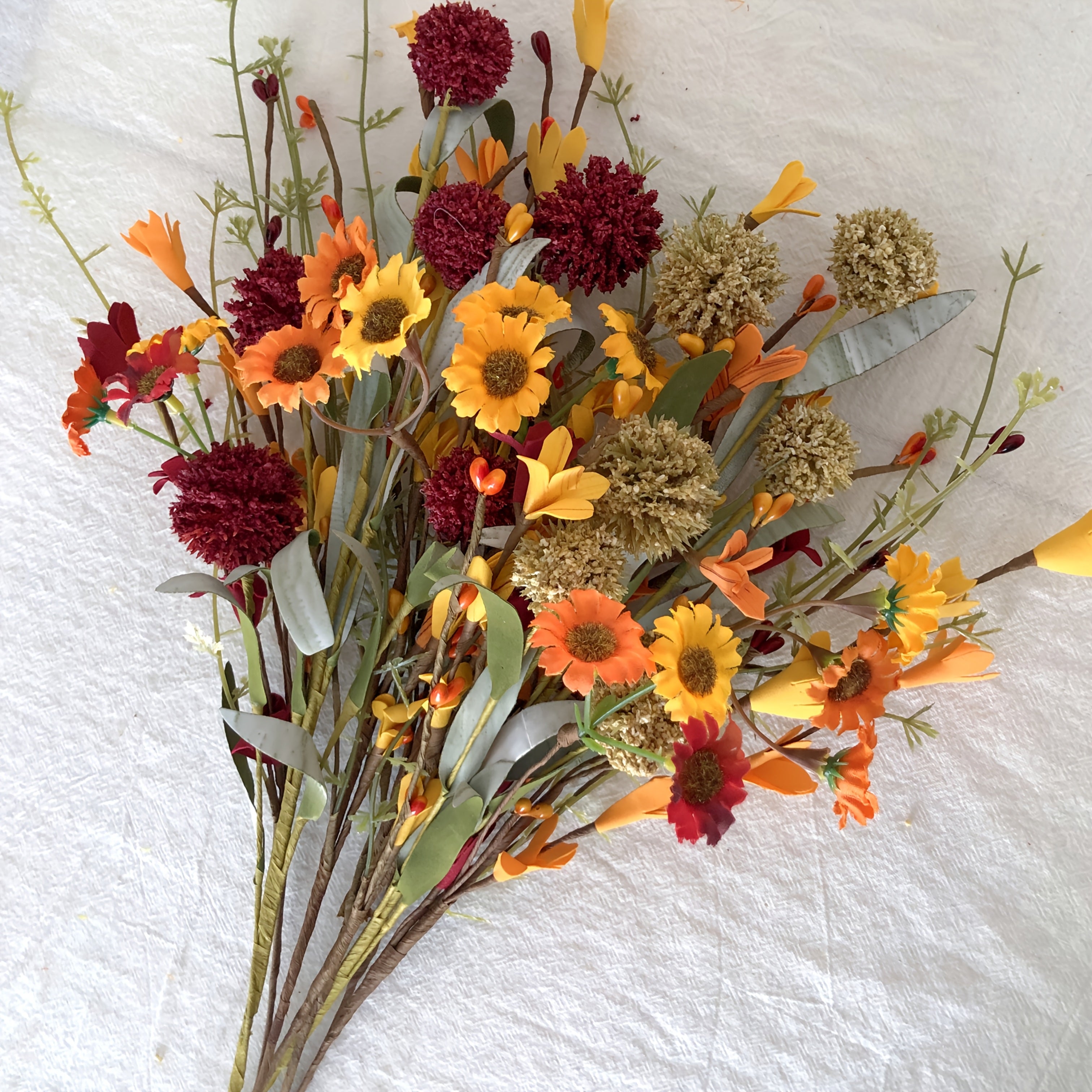 6-pack konstgjorda höstblommor - vita och röda maskrosor, hortensia och prästkragebukett med stjälkar