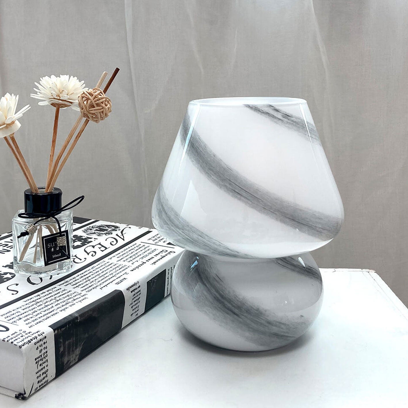 CosmoGlow Handgjord glasbordslampa – Planetinspirerad elegans