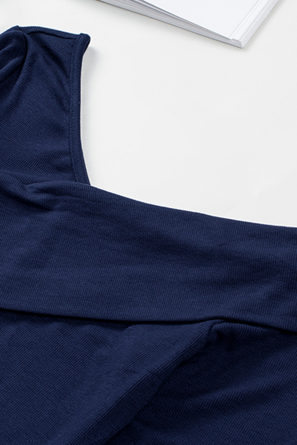 Ribbad off-shoulder omlotttopp för kvinnor – Elegant, v-ringad, långärmad, figurnära modeblus