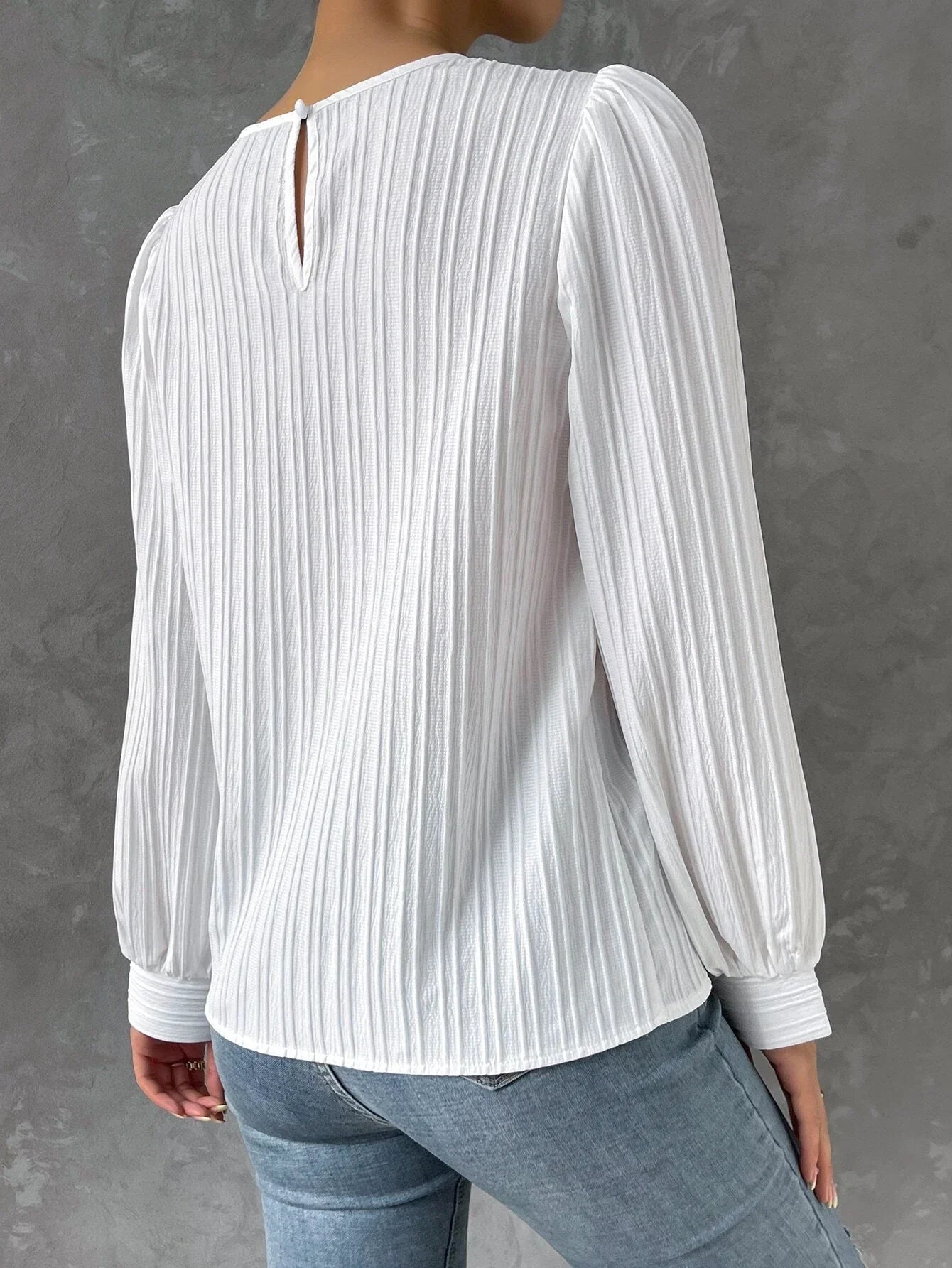 Damblus med textur och långärmad design – Elegant topp med avslappnad passform och modern, sofistikerad stil