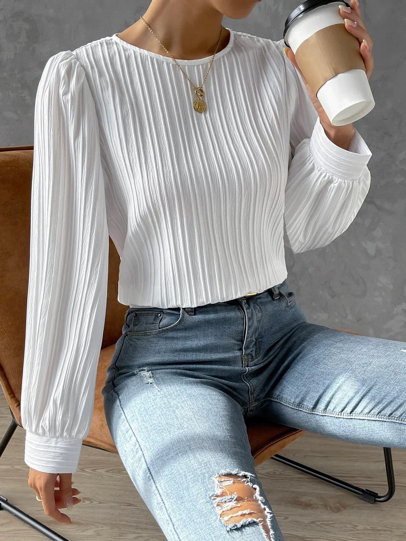 Damblus med textur och långärmad design – Elegant topp med avslappnad passform och modern, sofistikerad stil