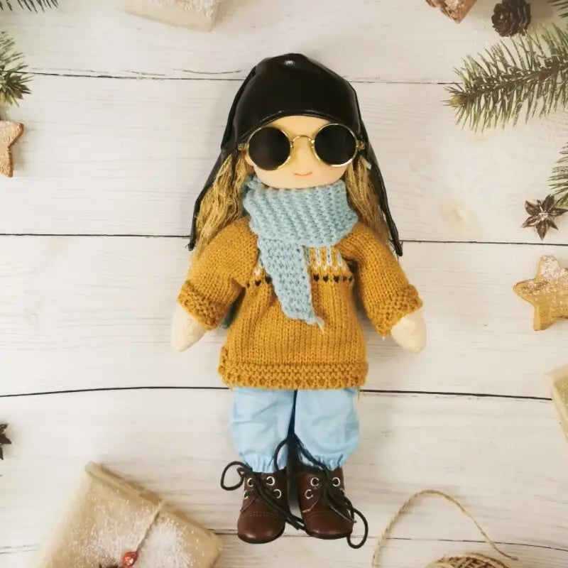 Handgjord tygdocka – Elegant mjukisdjur för uppvisning eller lek