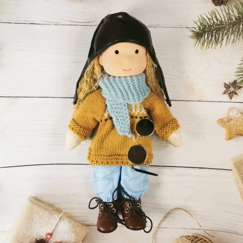 Handgjord tygdocka – Elegant mjukisdjur för uppvisning eller lek