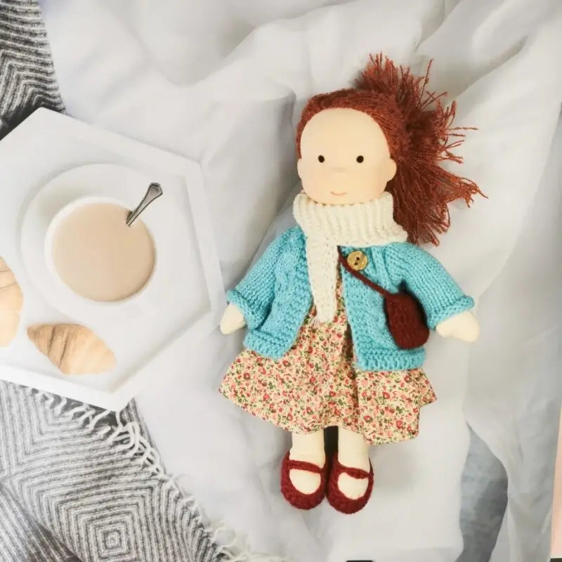 Handgjord tygdocka – Elegant mjukisdjur för uppvisning eller lek