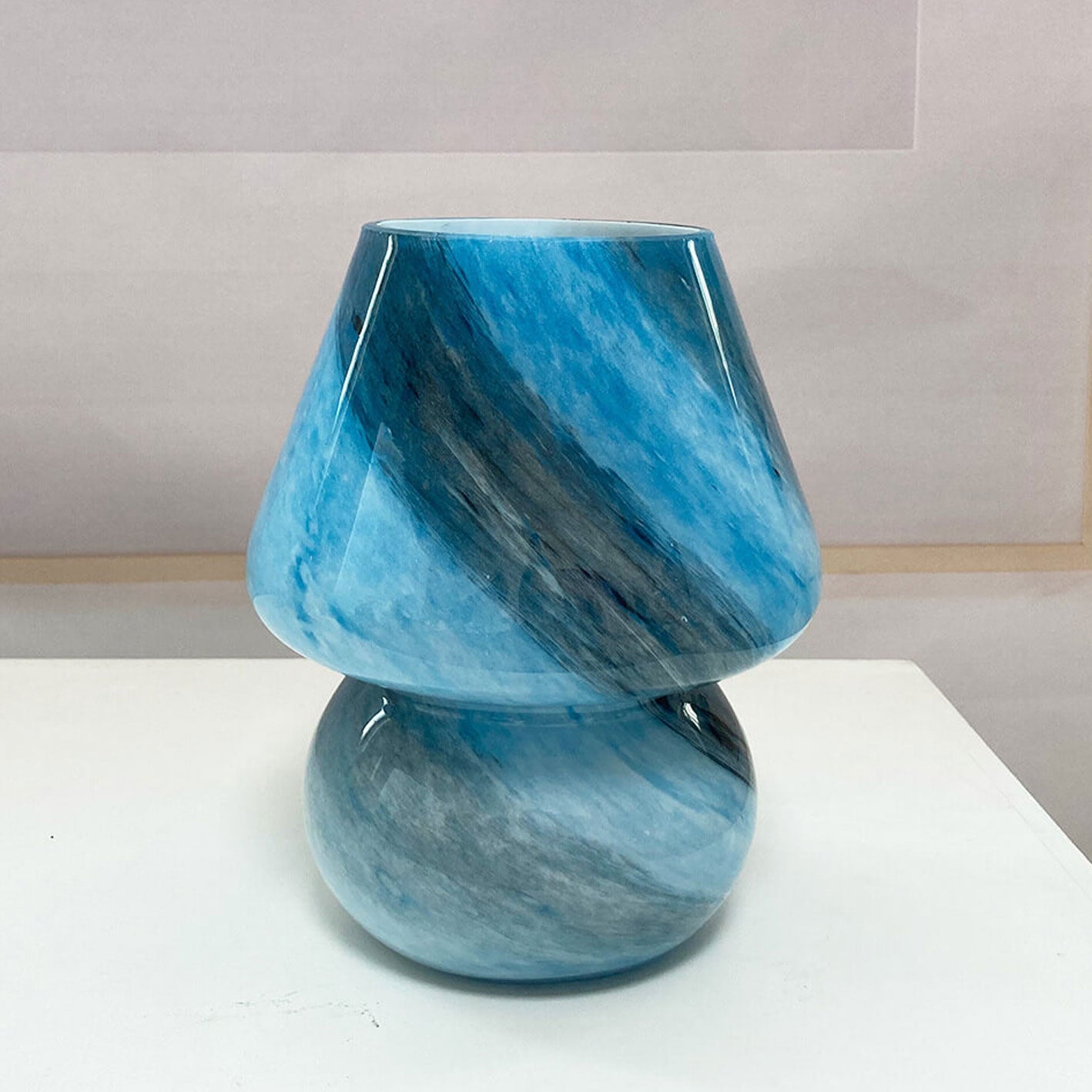 CosmoGlow Handgjord glasbordslampa – Planetinspirerad elegans