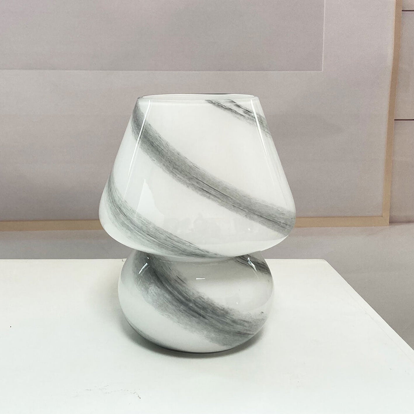 CosmoGlow Handgjord glasbordslampa – Planetinspirerad elegans