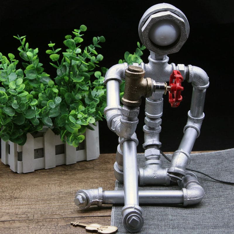 Steampunk-inspirerad nattdukslampa – hållbar järnrörsdesign