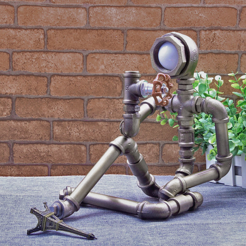 Steampunk-inspirerad nattdukslampa – hållbar järnrörsdesign