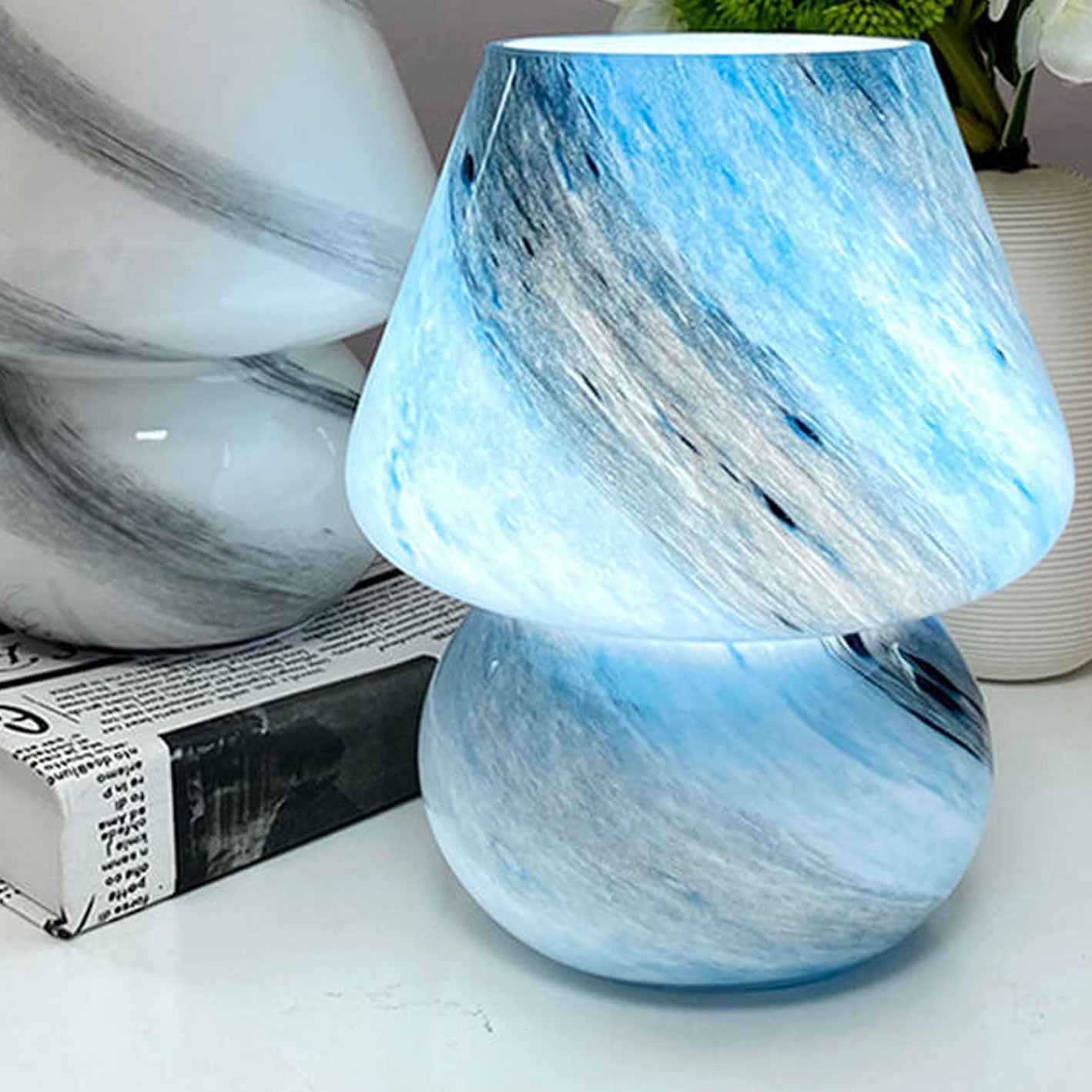 CosmoGlow Handgjord glasbordslampa – Planetinspirerad elegans