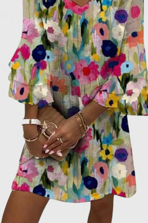 Gunhild | V-ringad, volangärmad, abstrakt blommig miniklänning - målariskt tryck, boho chic